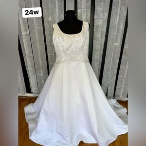 Size 24w bridal wedding white lace satin gown long train